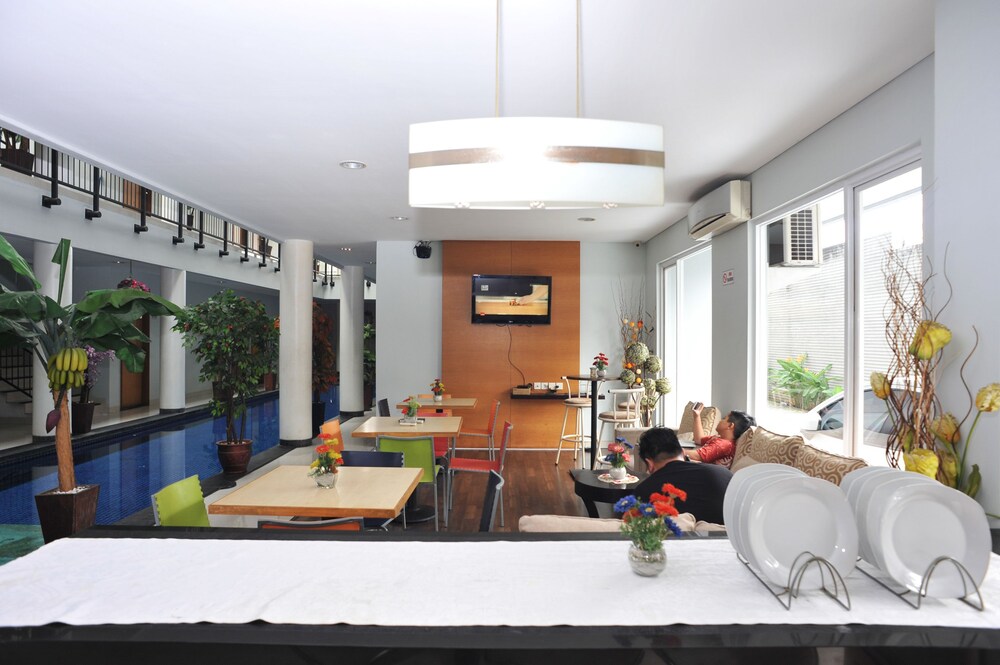 Cilandak Mansion by Airy Rooms