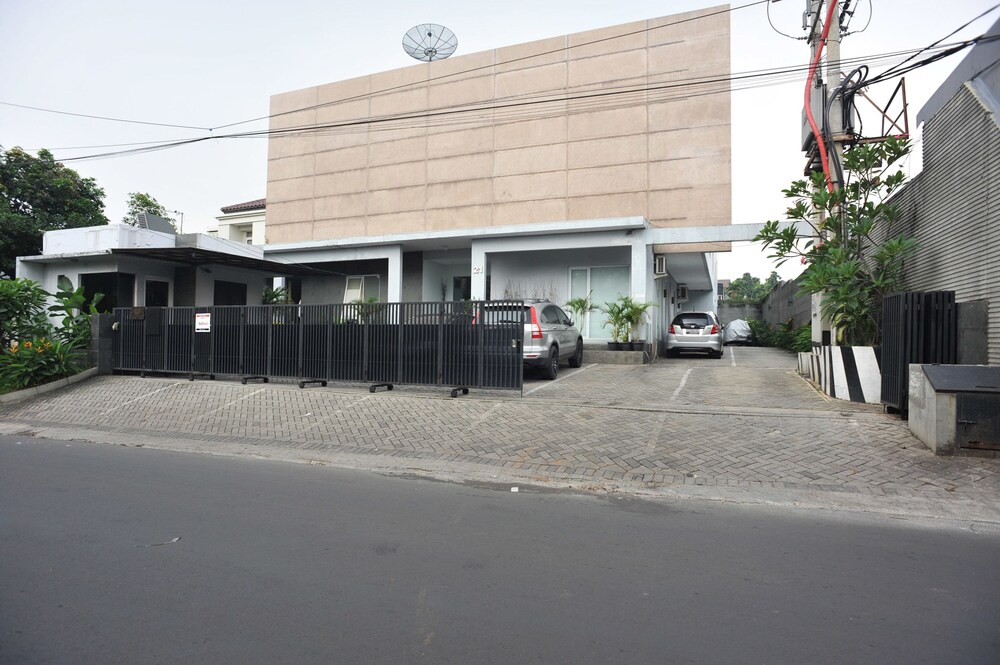 Cilandak Mansion by Airy Rooms