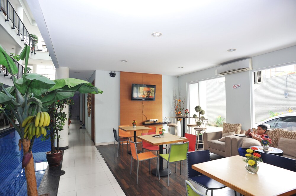 Cilandak Mansion by Airy Rooms