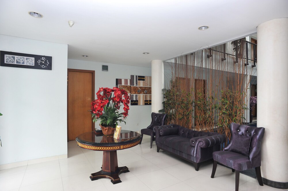 Cilandak Mansion by Airy Rooms