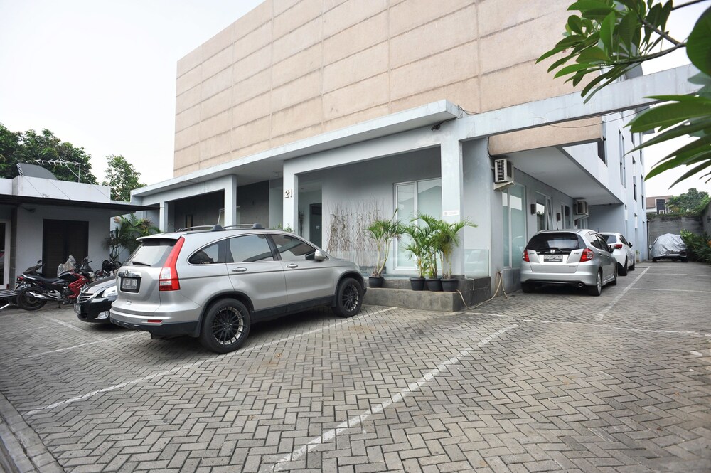 Cilandak Mansion by Airy Rooms