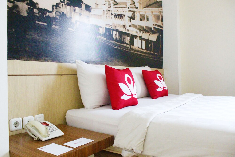 Feodora Hotel Grogol Jakarta by ZEN Rooms