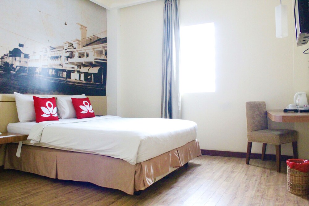 Feodora Hotel Grogol Jakarta by ZEN Rooms