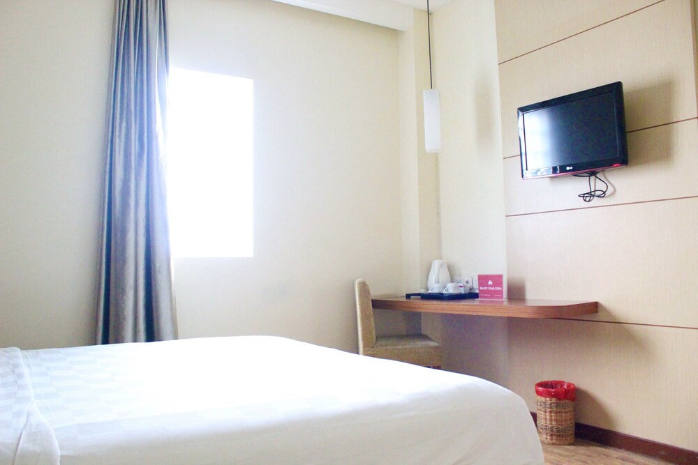 Feodora Hotel Grogol Jakarta by ZEN Rooms