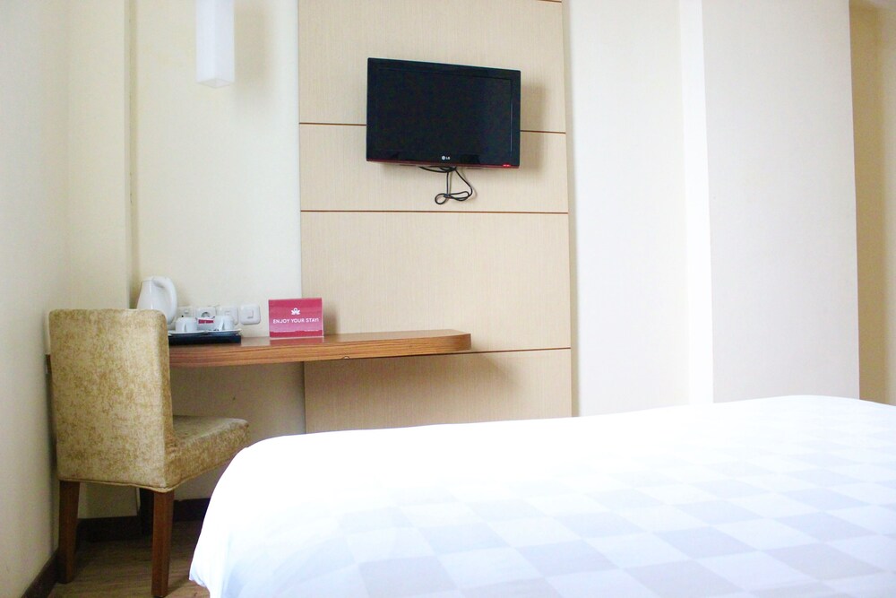 Feodora Hotel Grogol Jakarta by ZEN Rooms