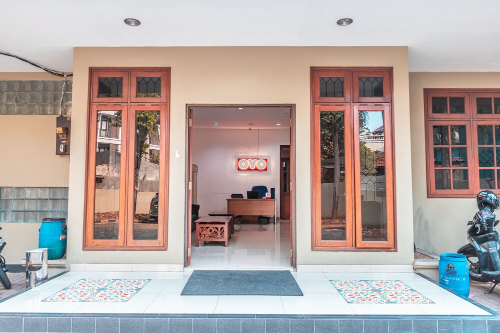 Kost Kuningan Executive Boading House by OYO Rooms