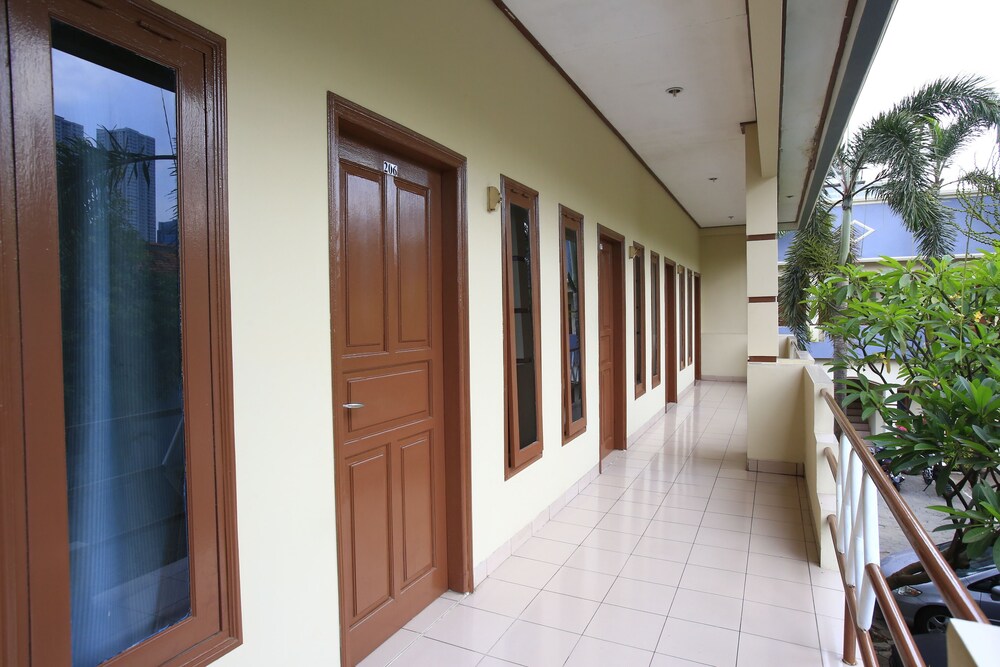 Genteng Ijo Residence by Reddoorz
