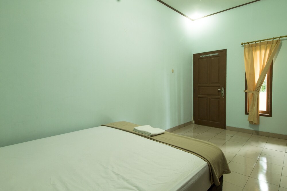 Genteng Ijo Residence by Reddoorz