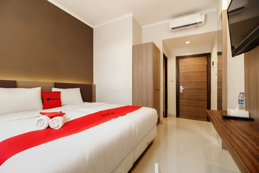 RedDoorz Plus Near Lippo Mall Kemang 2