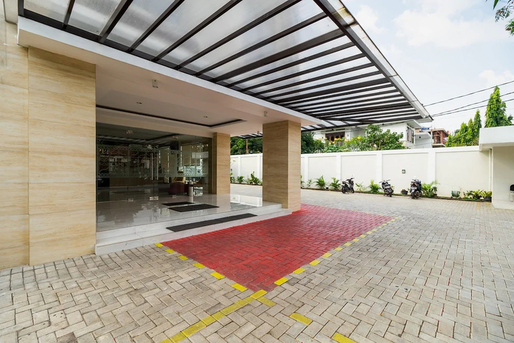 RedDoorz Plus Near Lippo Mall Kemang 2