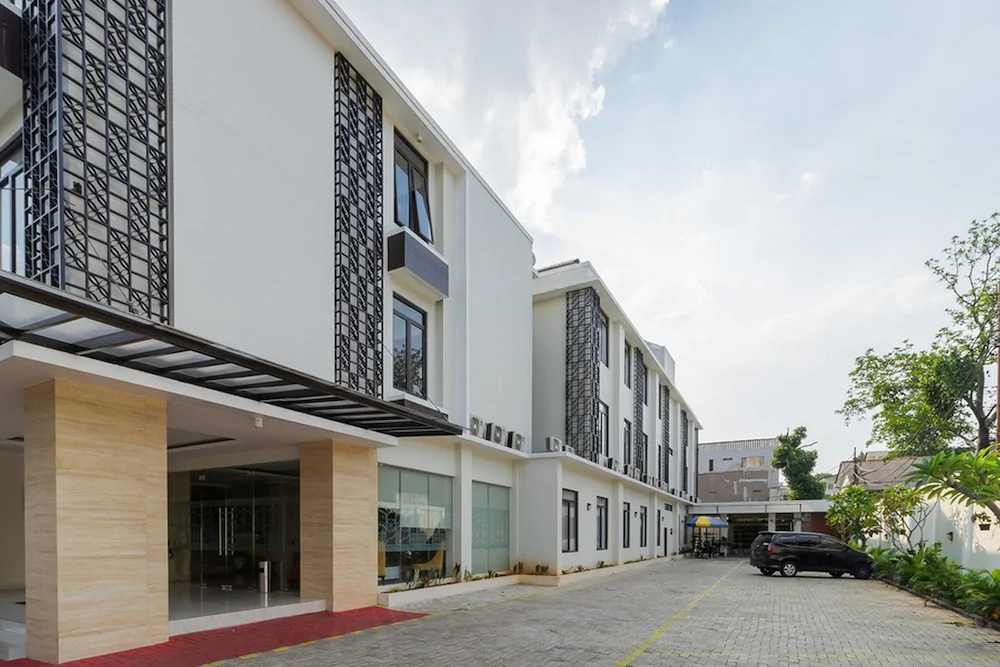 RedDoorz Plus Near Lippo Mall Kemang 2