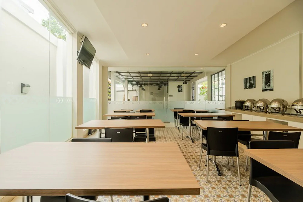RedDoorz Plus Near Lippo Mall Kemang 2