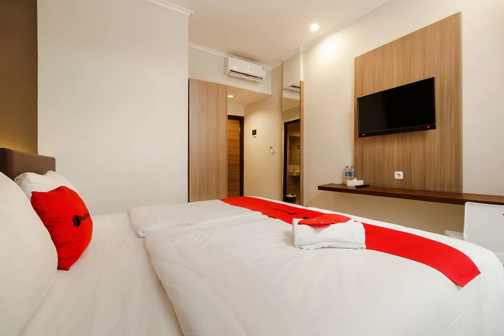 RedDoorz Plus Near Lippo Mall Kemang 2