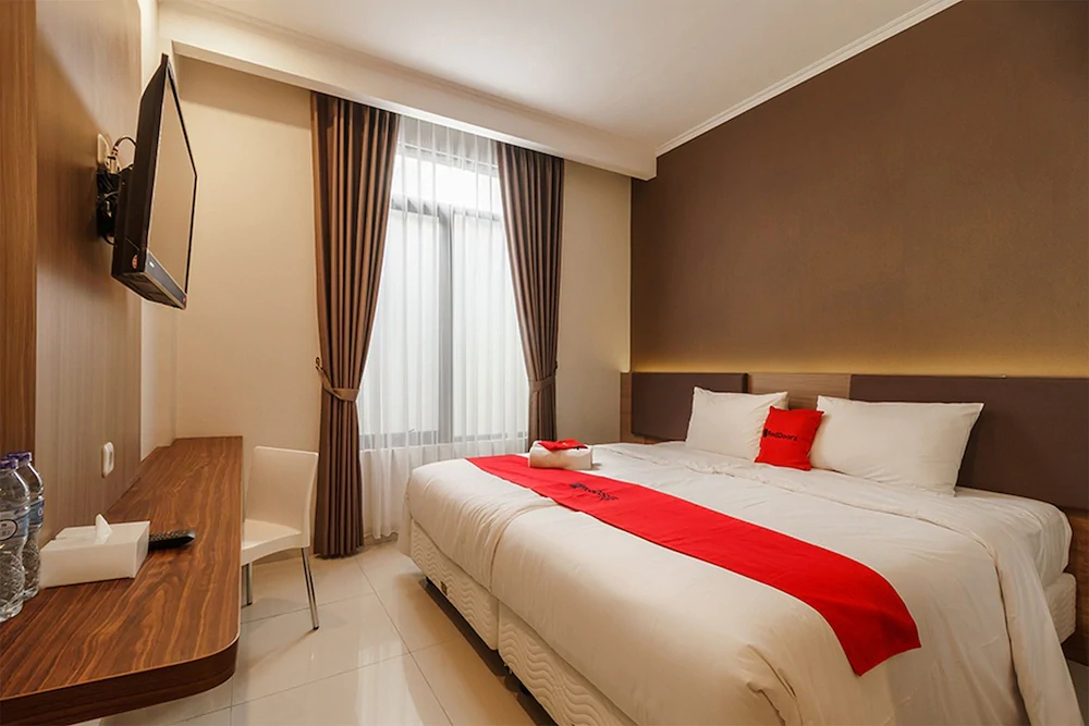 RedDoorz Plus Near Lippo Mall Kemang 2