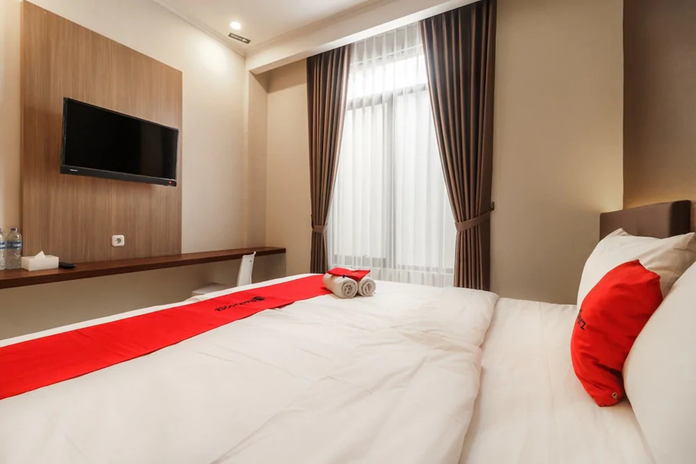 RedDoorz Plus Near Lippo Mall Kemang 2
