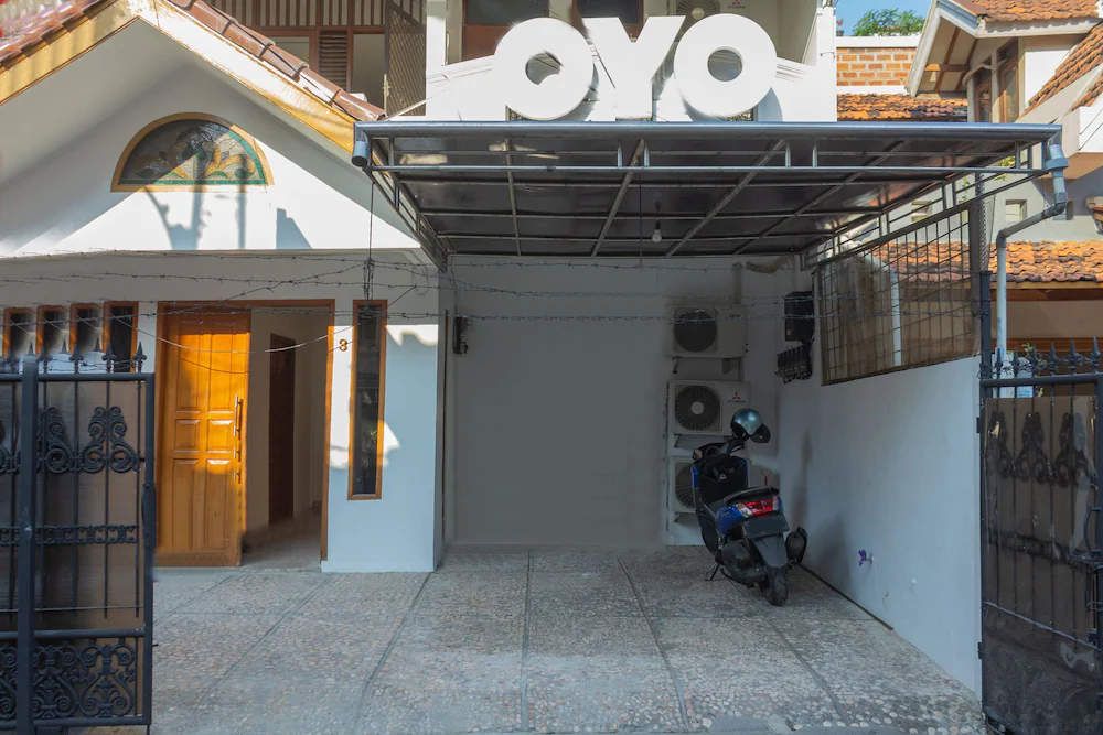 Thamadhiro Residence by OYO Rooms
