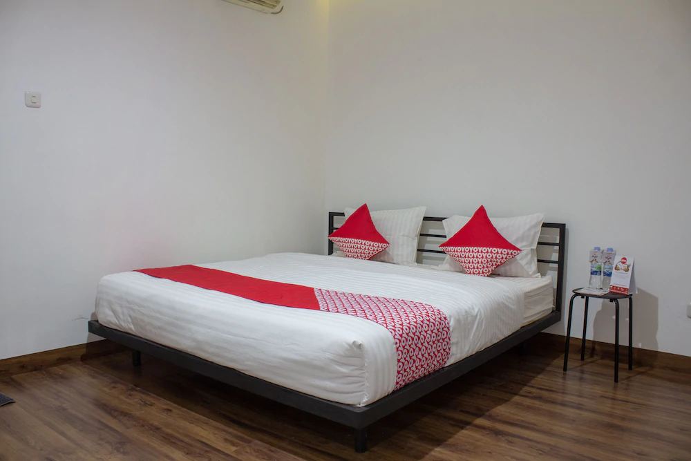 Thamadhiro Residence by OYO Rooms