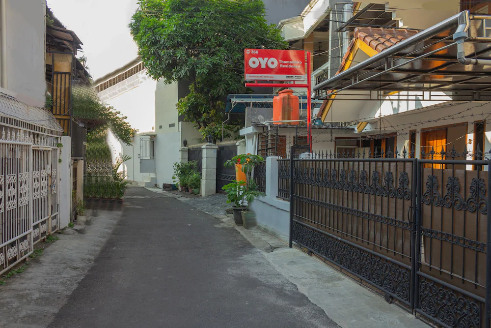 Thamadhiro Residence by OYO Rooms