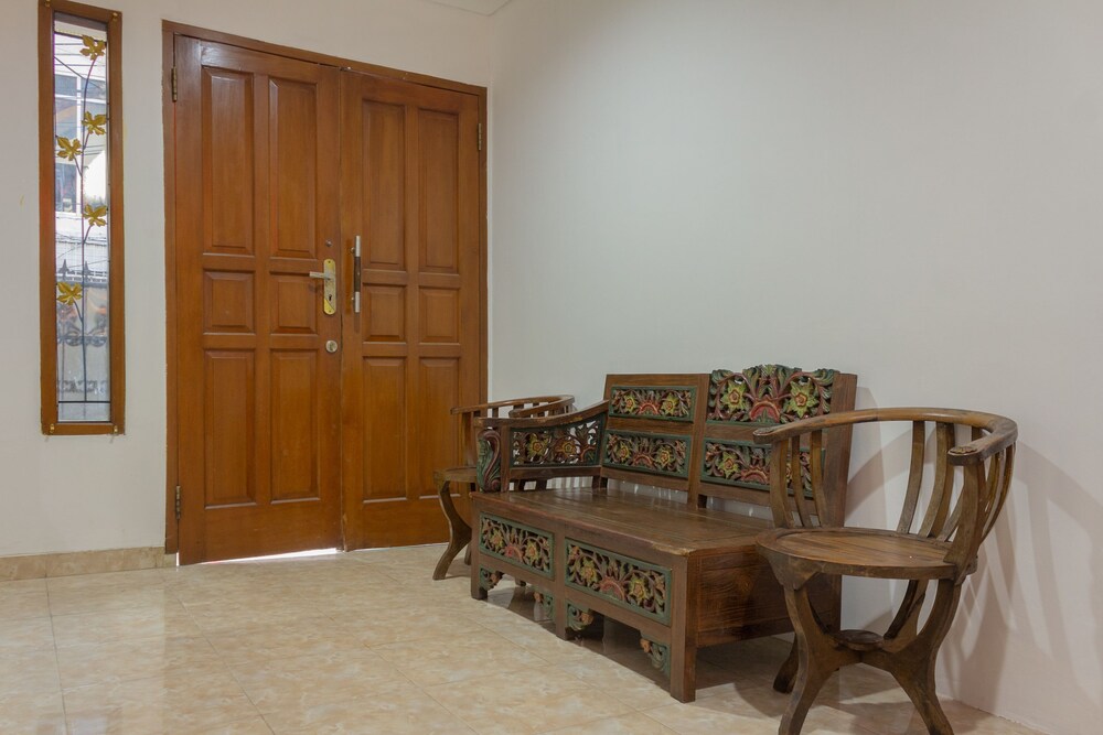 Thamadhiro Residence by OYO Rooms