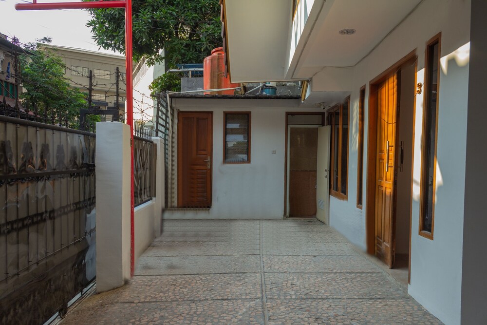Thamadhiro Residence by OYO Rooms