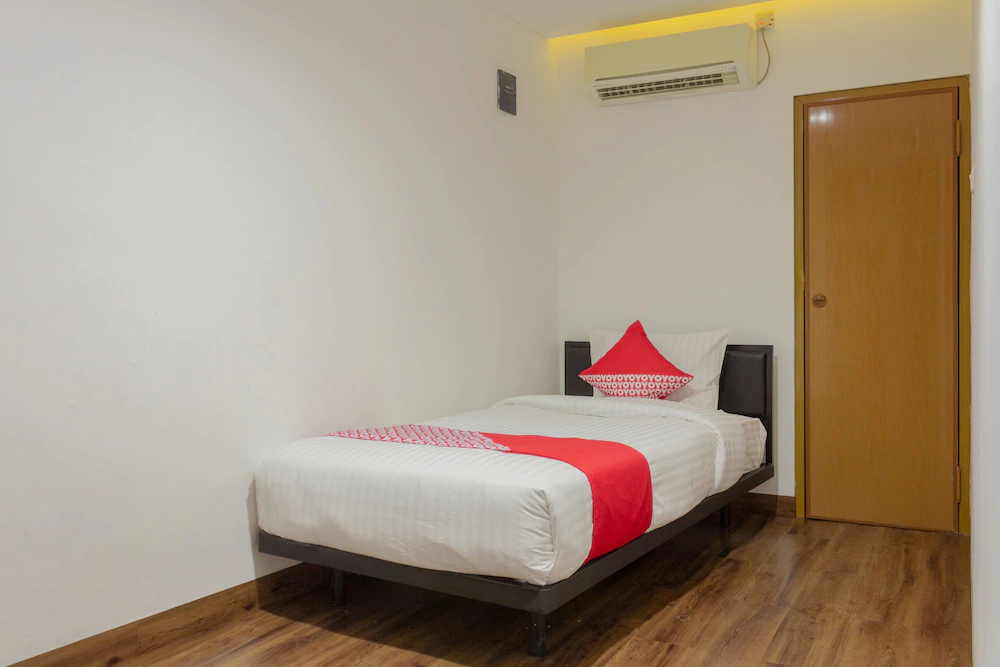 Thamadhiro Residence by OYO Rooms