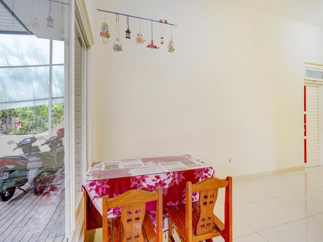 Innapp Tenggilis Family Residence by OYO Rooms