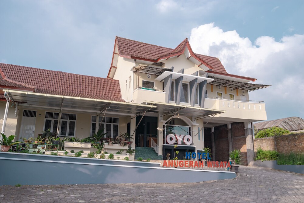 Anugerah Wisata Hotel by OYO Rooms