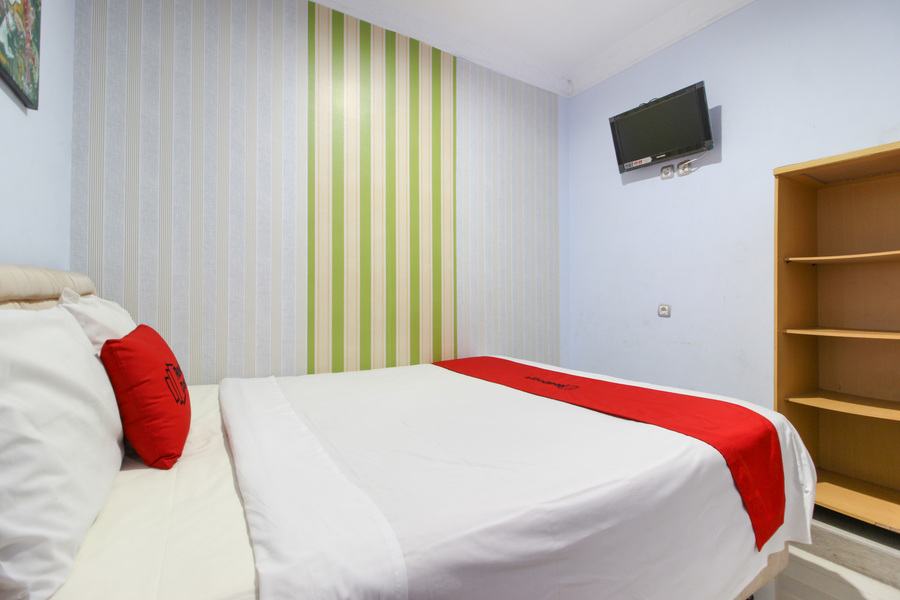 RedDoorz Near Plengkung Gading