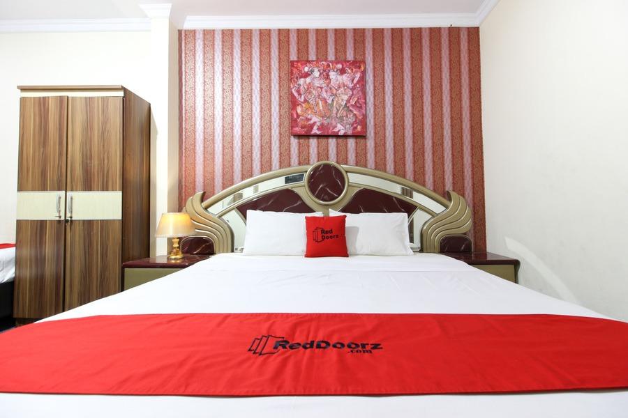 RedDoorz Near Plengkung Gading