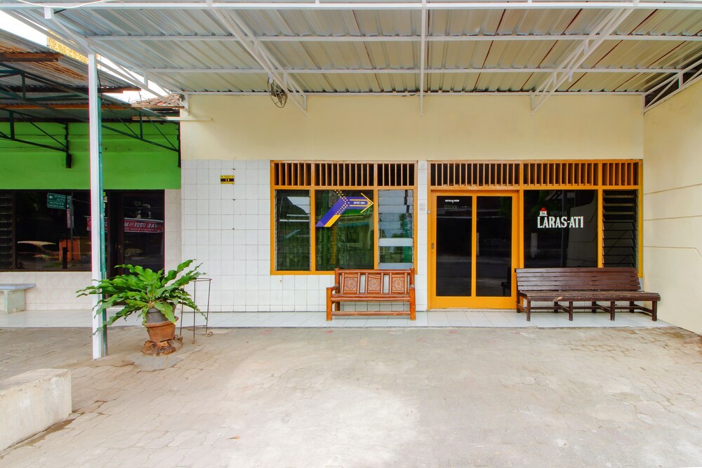 Wisma Larasati by OYO Rooms
