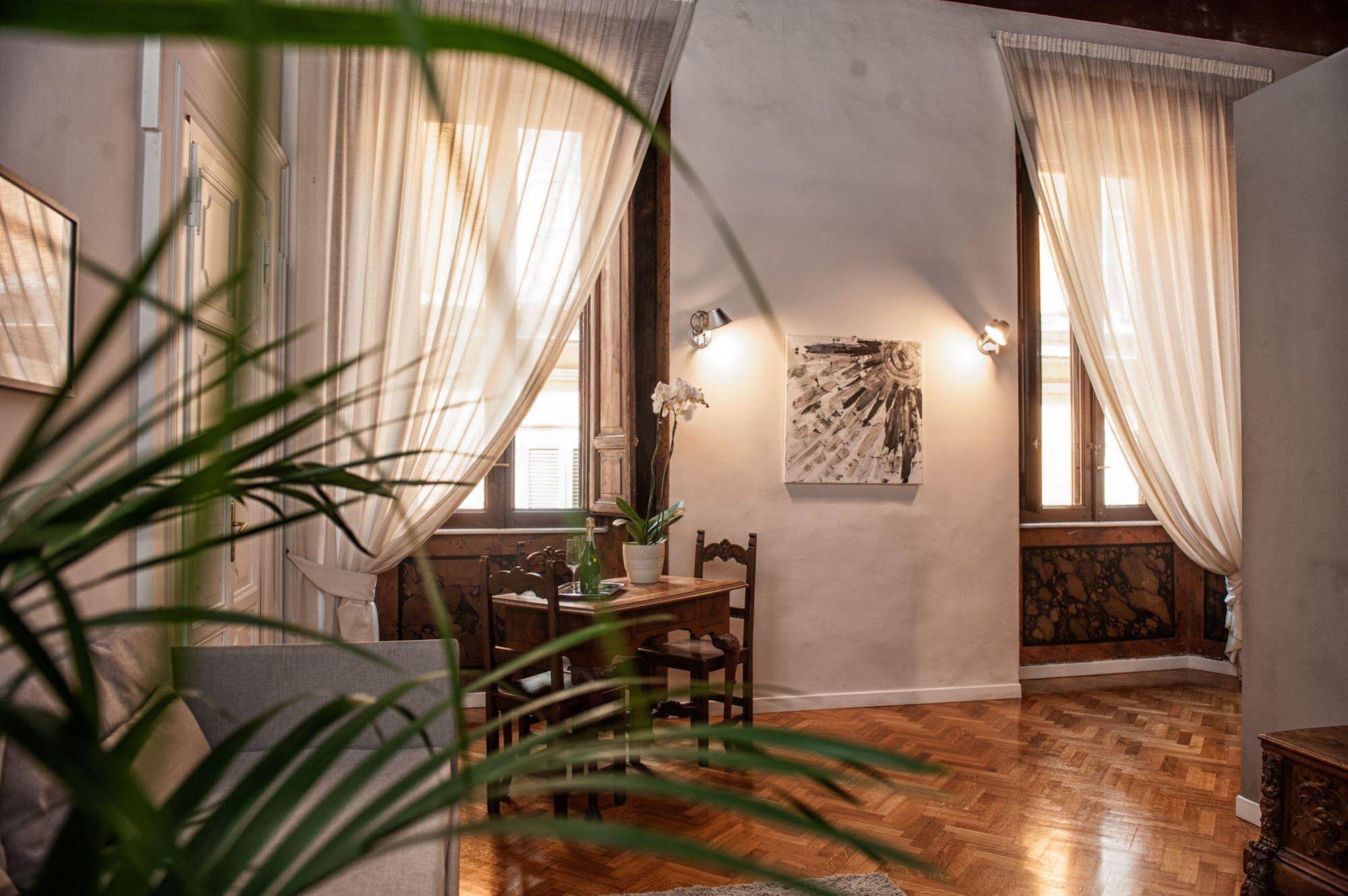 Terrace Pantheon Relais
