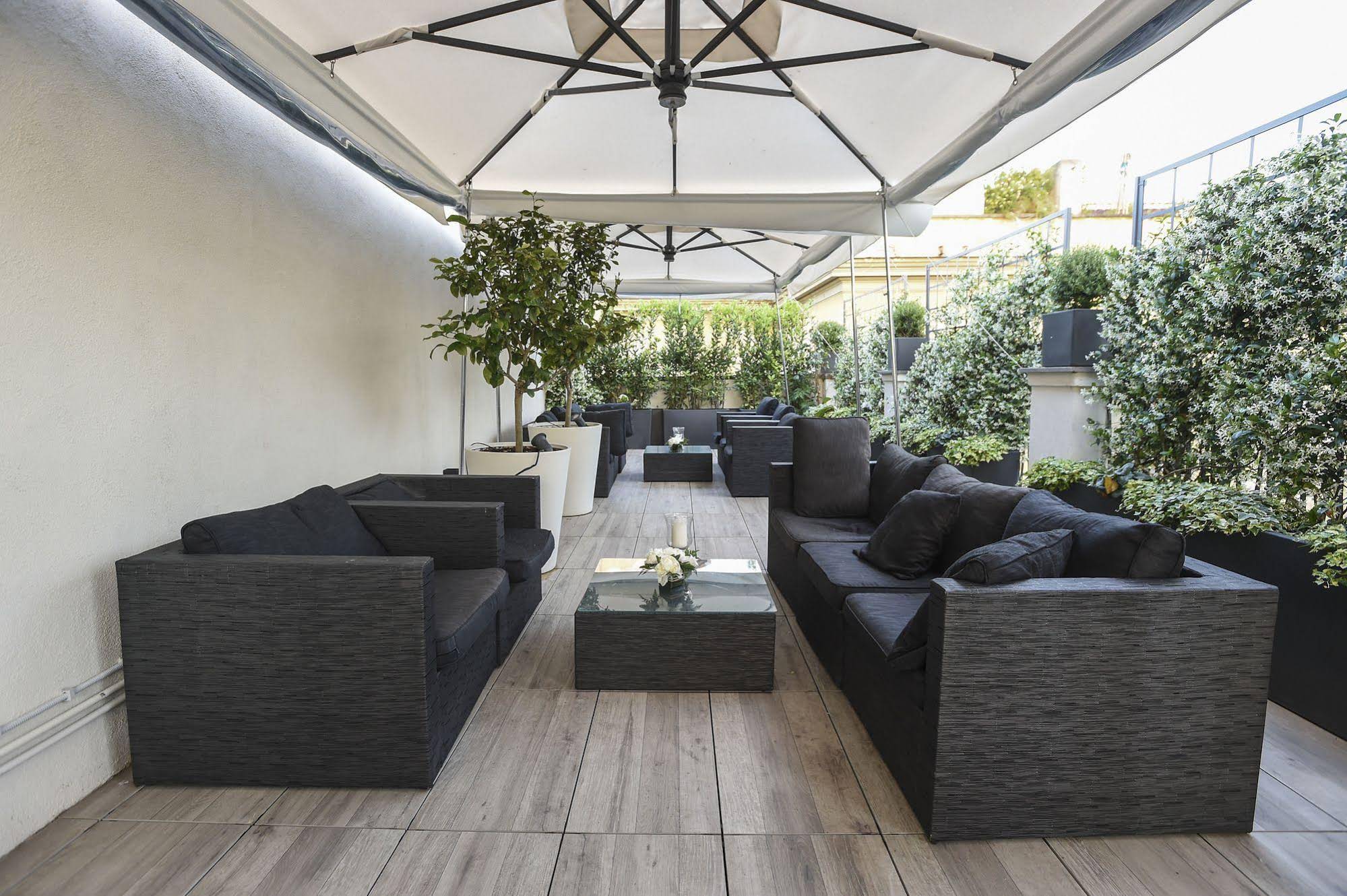 Terrace Pantheon Relais