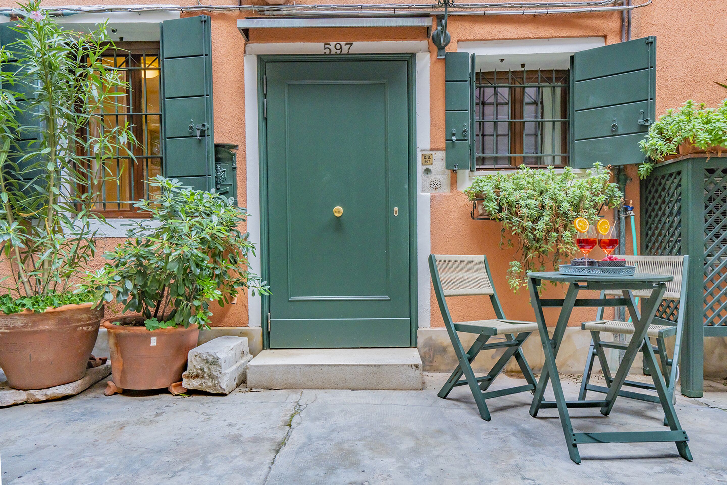Lo Squero 1 the Secret Courtyard in Dorsoduro