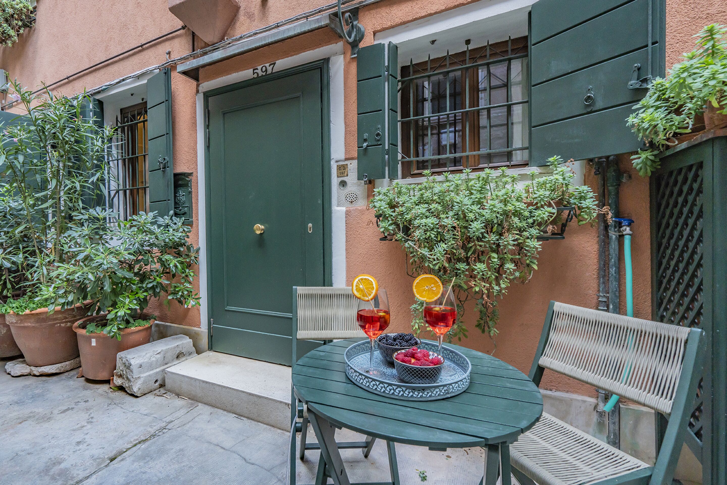 Lo Squero 1 the Secret Courtyard in Dorsoduro