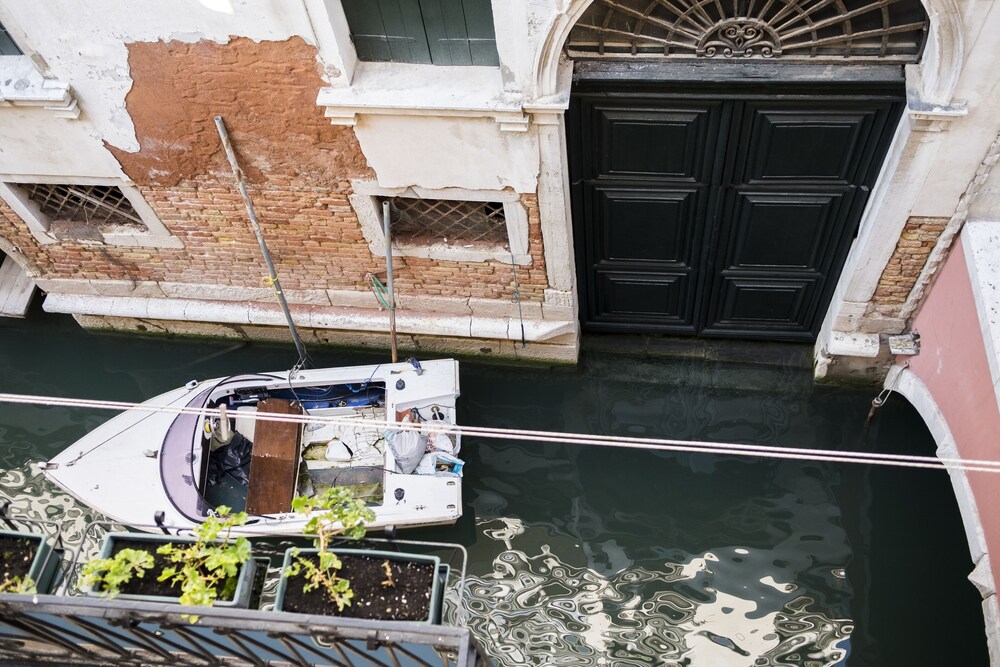 Rialto Corte dei Sansoni Canal View
