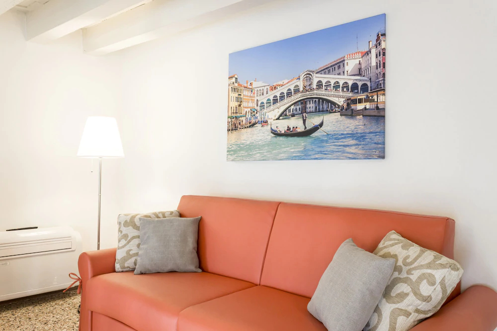 Rialto Corte dei Sansoni Canal View