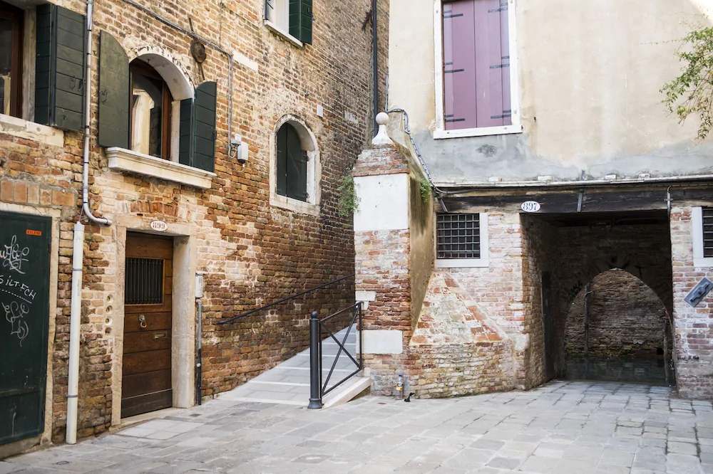 Rialto Corte dei Sansoni Canal View