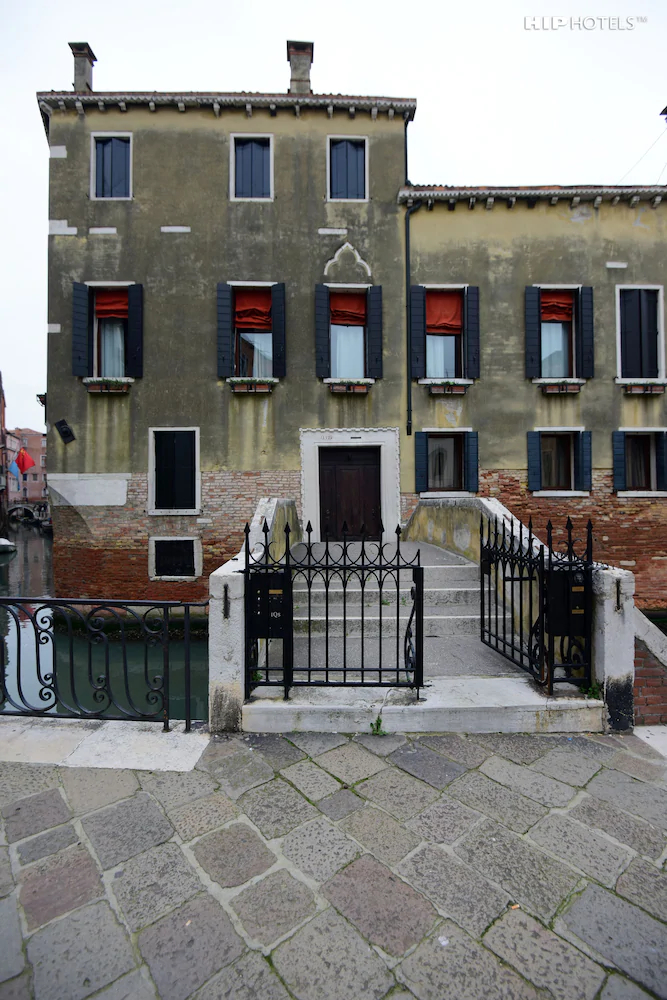 The Charming House iQs