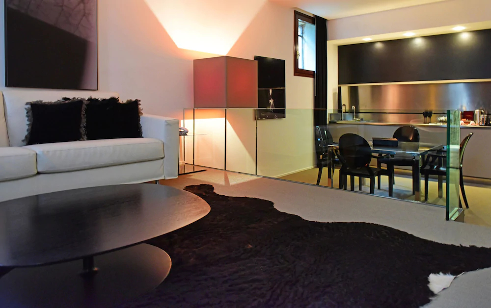 The Charming House iQs