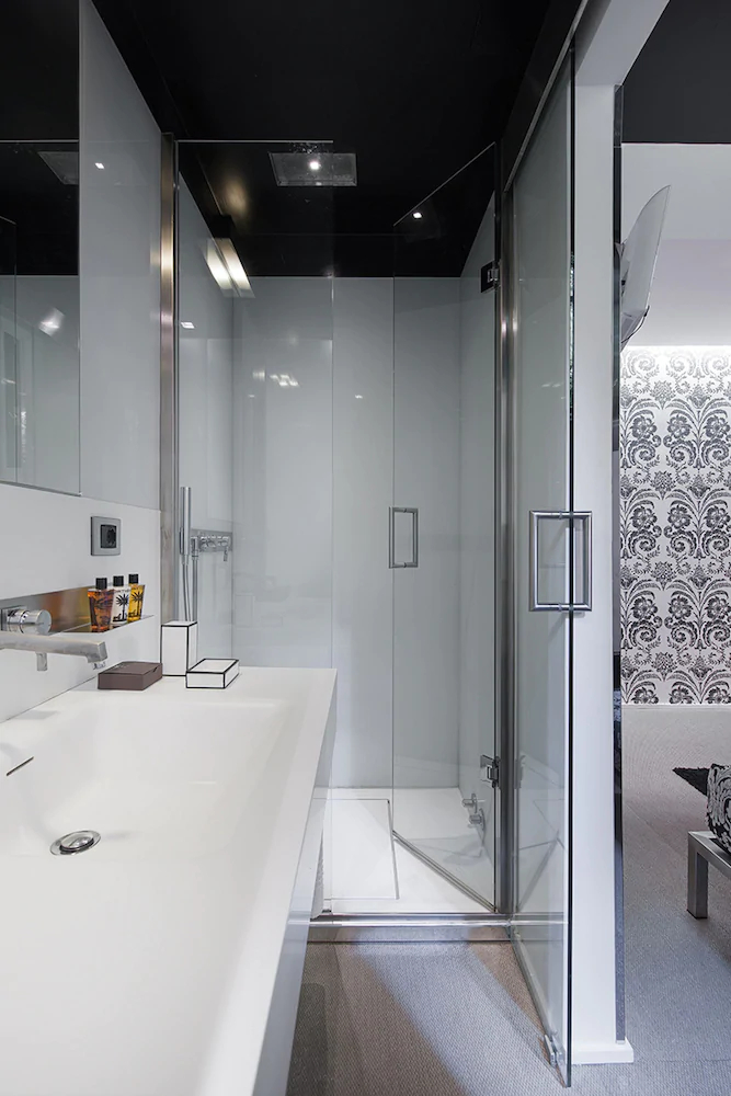 The Charming House iQs