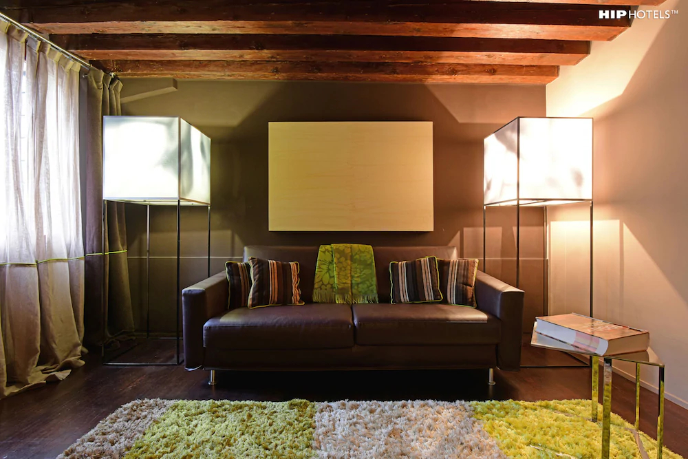 The Charming House iQs