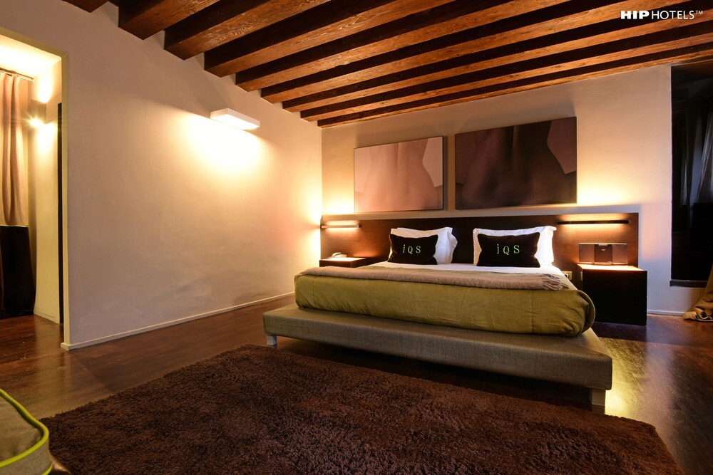 The Charming House iQs
