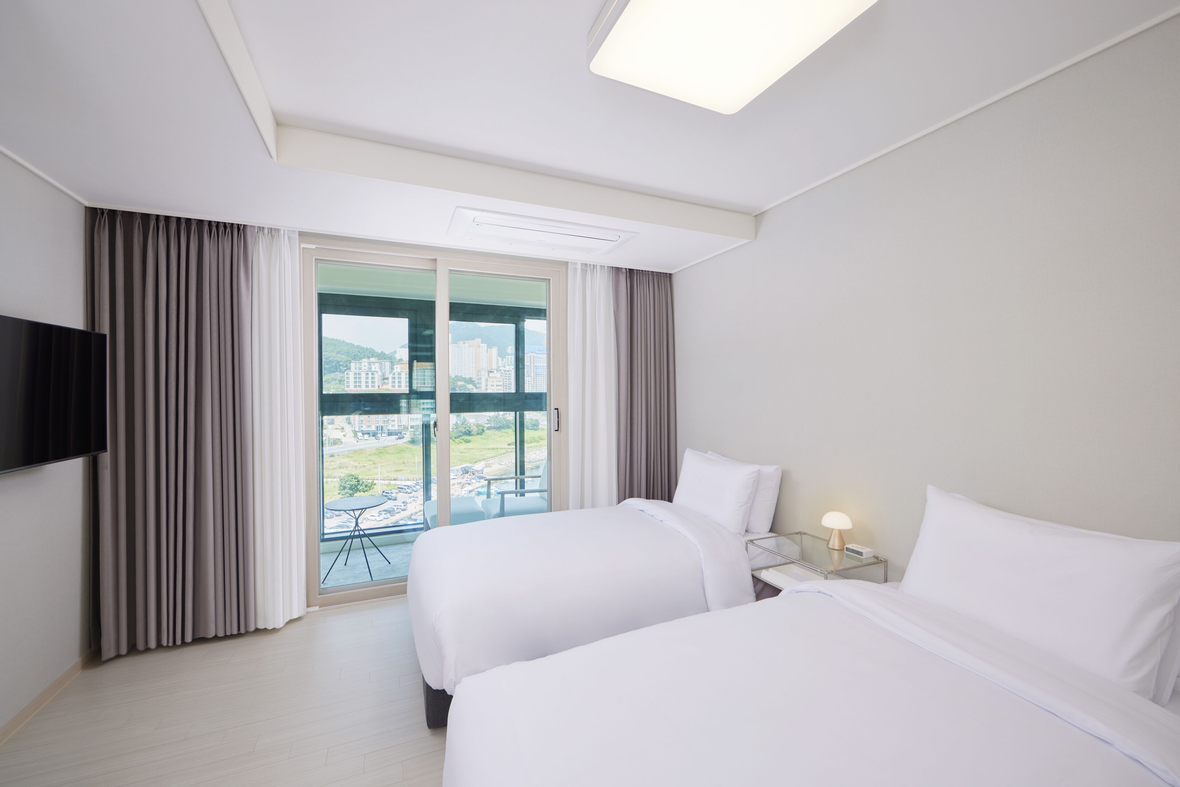 Shiftdoor Residence Hari