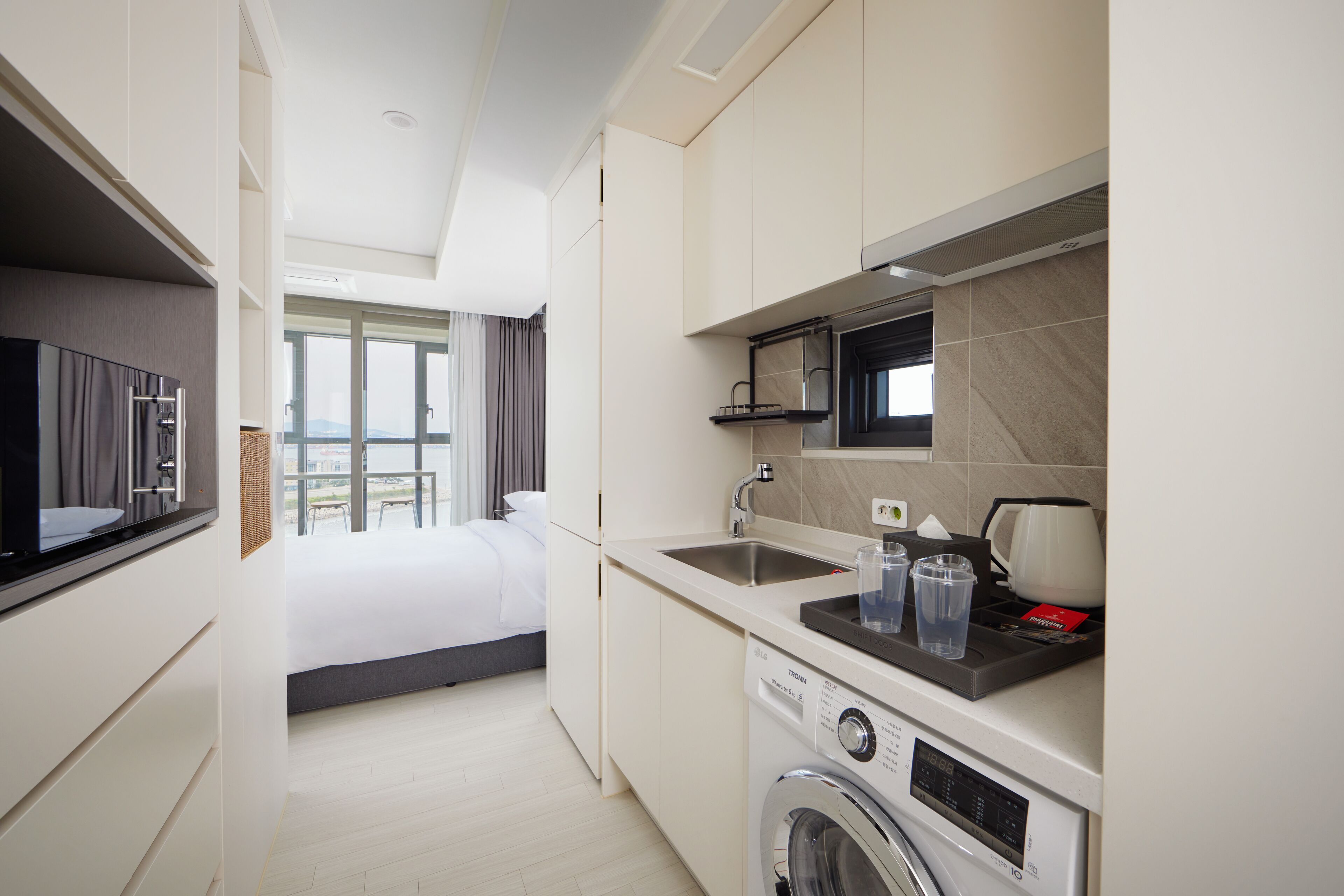 Shiftdoor Residence Hari