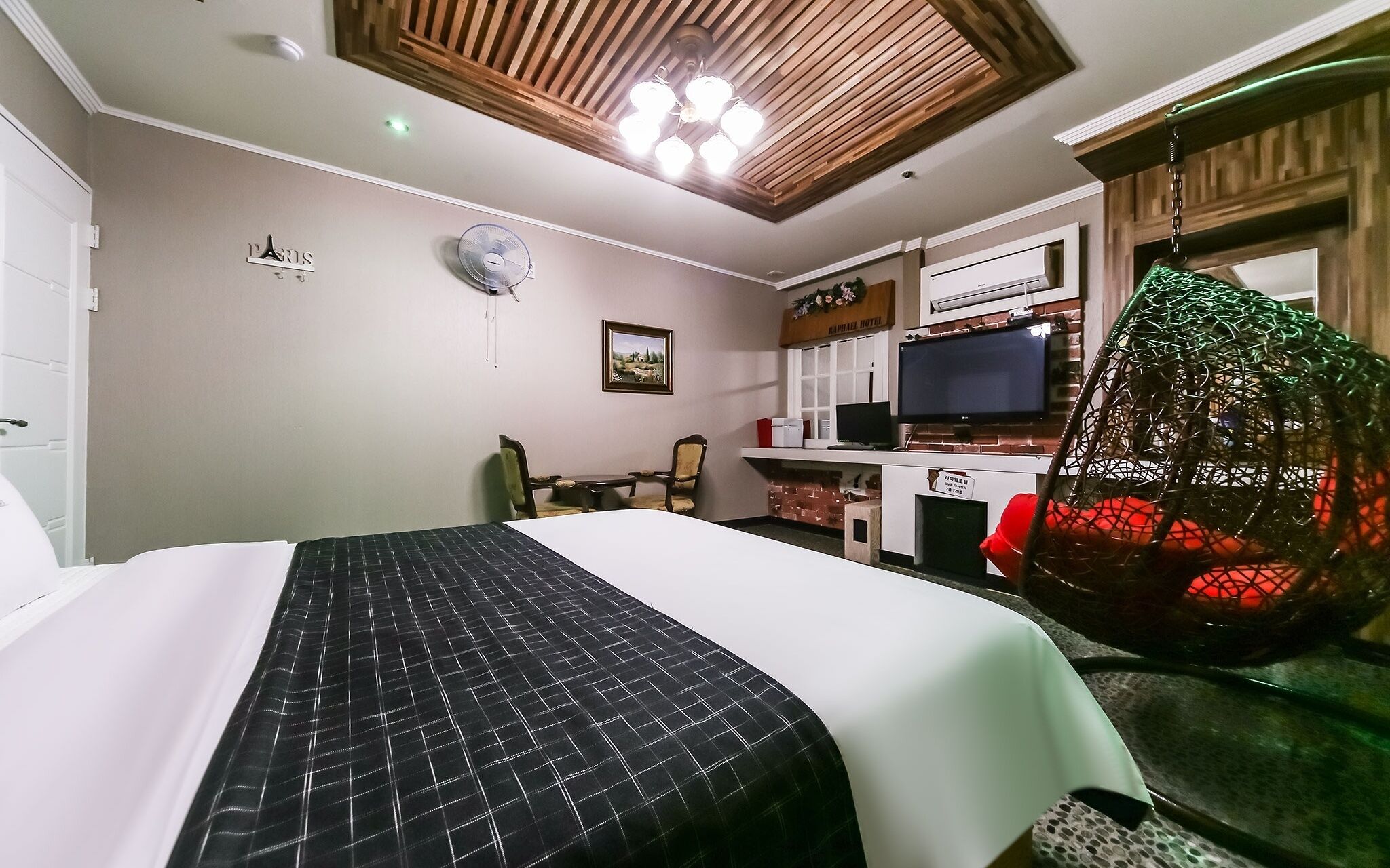 Raphael Hotel