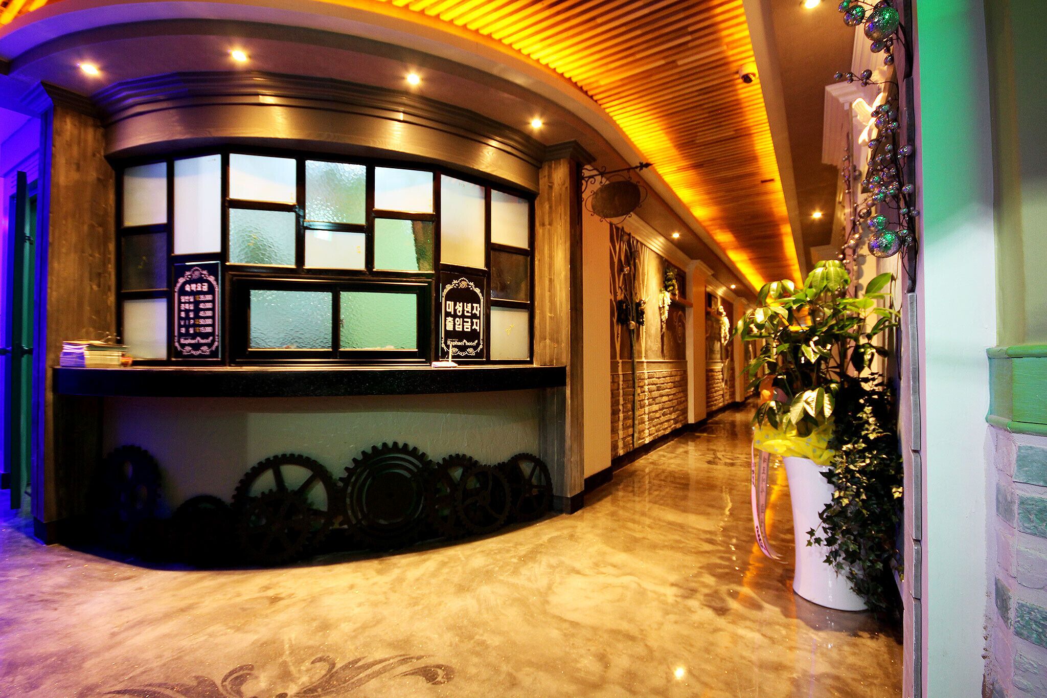 Raphael Hotel