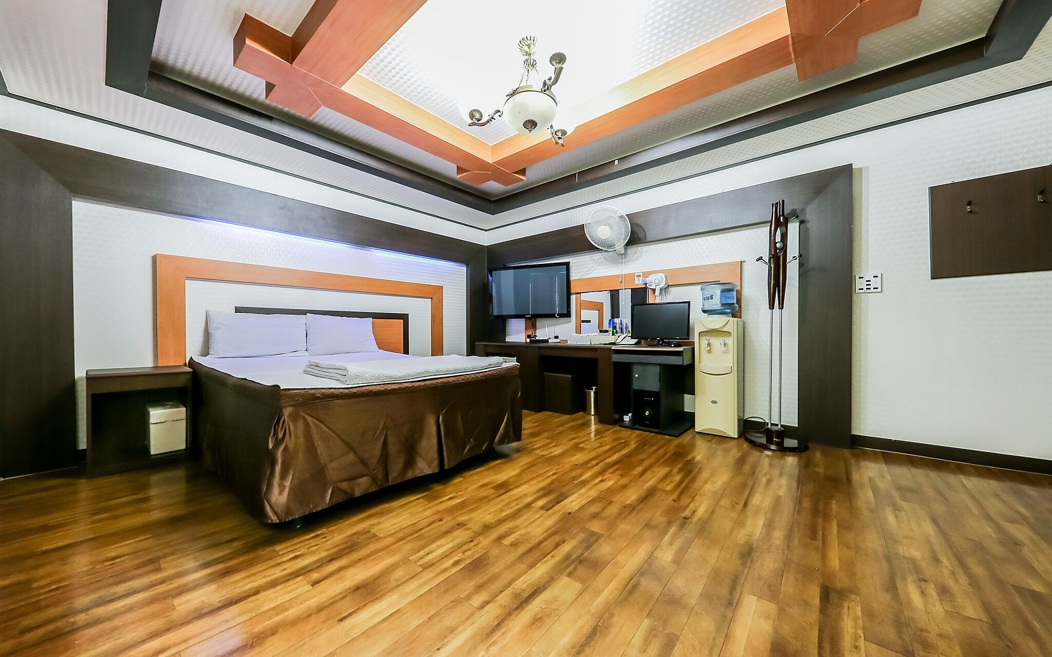 The Wall Hotel
