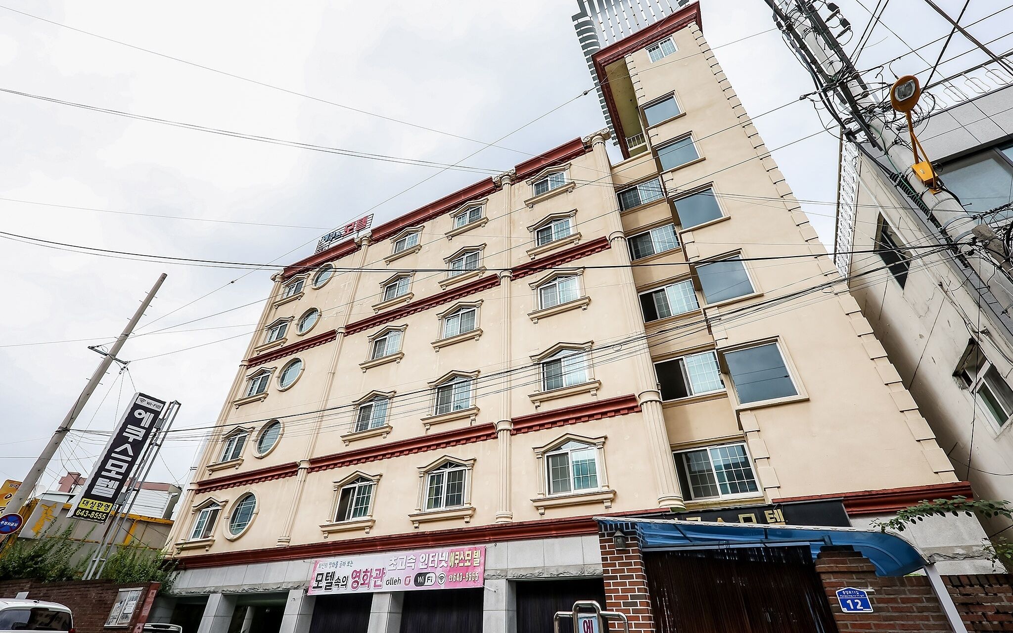 The Wall Hotel