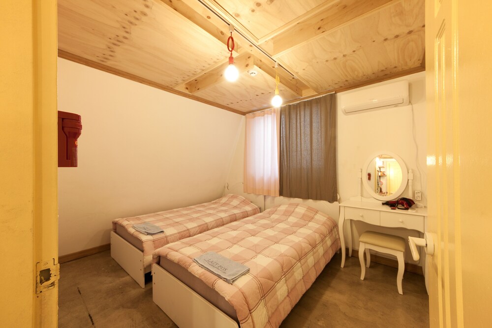 Hongdae Lazy Fox Hostel