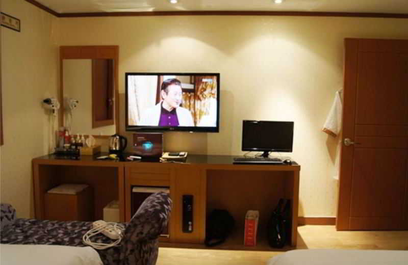 Two Be In Tourist Hotel